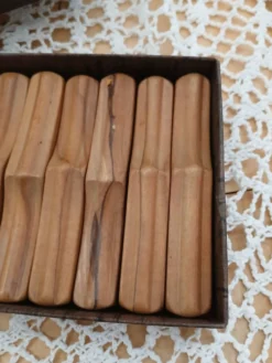 12 porte-couteaux anciens en bois d'olivier