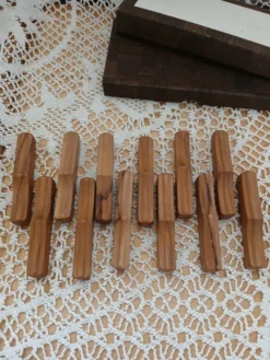 12 porte-couteaux anciens en bois d'olivier