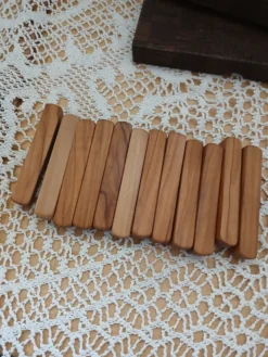 12 porte-couteaux anciens en bois d'olivier