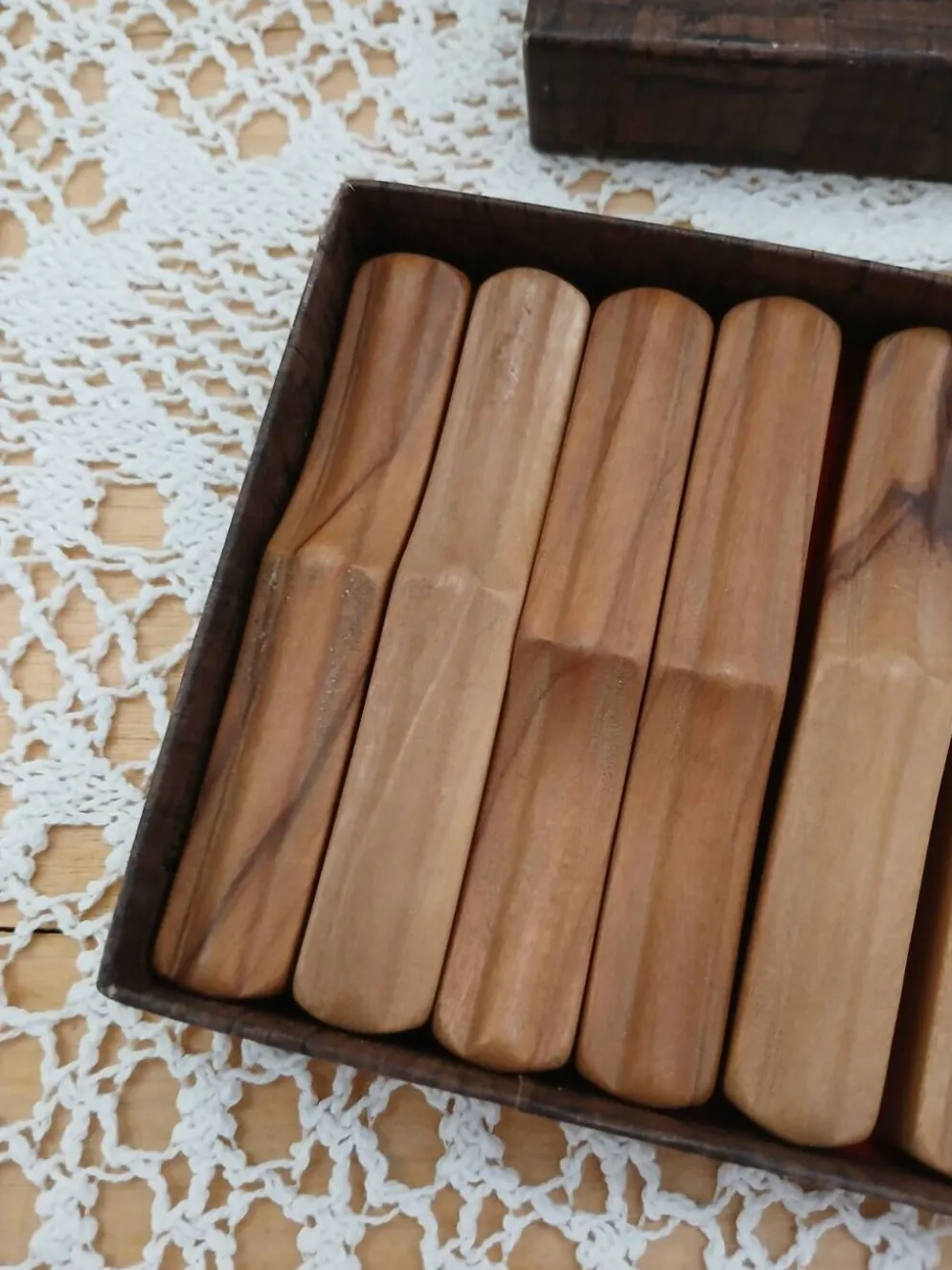 12 porte-couteaux anciens en bois d'olivier