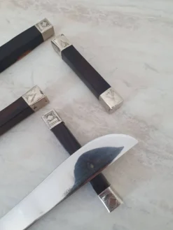 Porte couteaux en bois en Alpaca avec décor ethnique