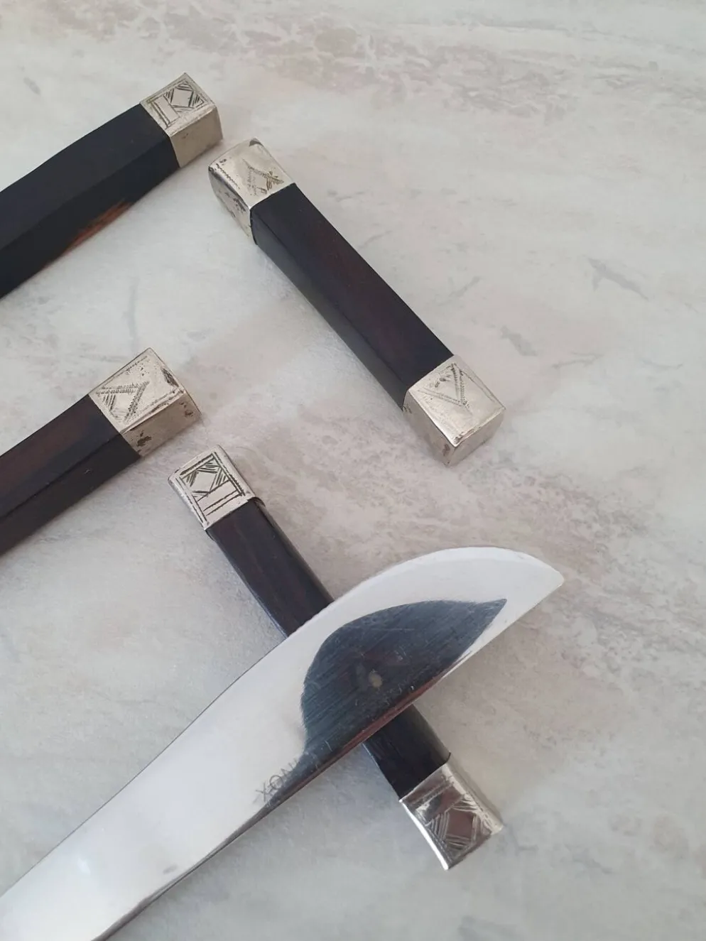 Porte couteaux en bois en Alpaca avec décor ethnique