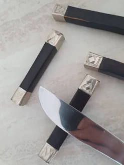 Porte couteaux en bois en Alpaca avec décor ethnique