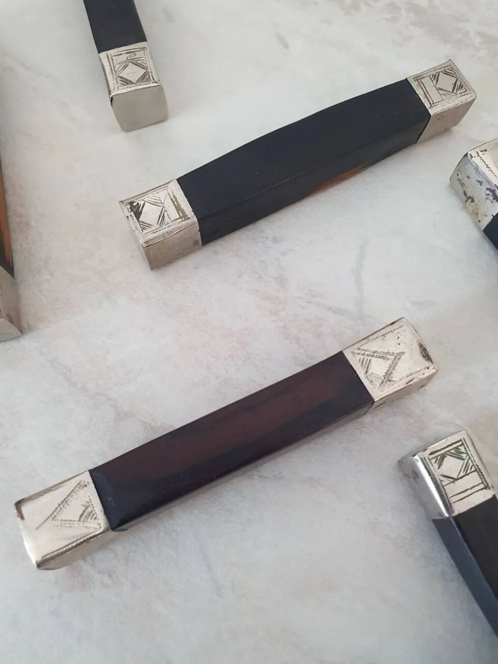 Porte couteaux en bois en Alpaca avec décor ethnique