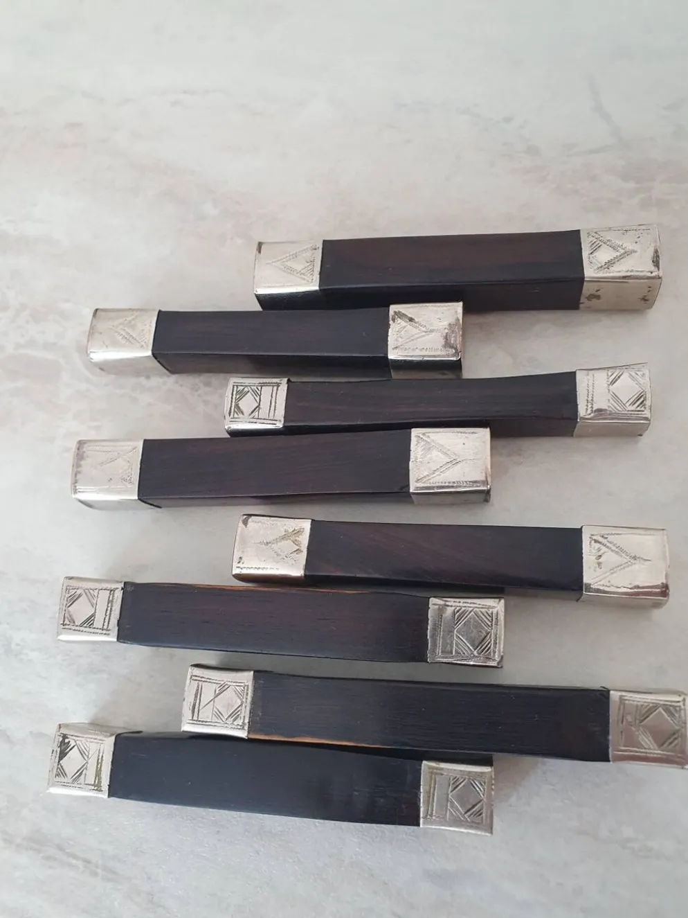 Porte couteaux en bois en Alpaca avec décor ethnique
