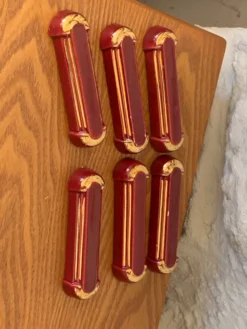 6 porte-couteaux en céramique émaillée bordeaux et liseré or art deco