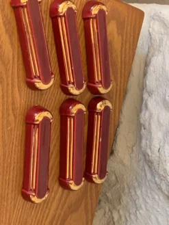 6 porte-couteaux en céramique émaillée bordeaux et liseré or art deco