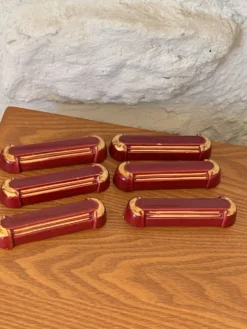 6 porte-couteaux en céramique émaillée bordeaux et liseré or art deco