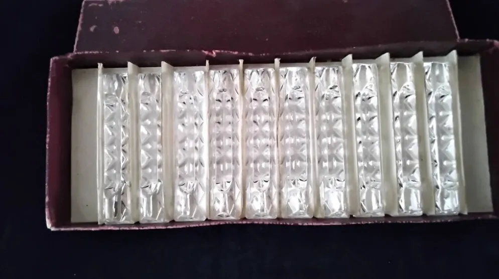 10 porte-couteaux en cristal au plomb de forme triangulaire