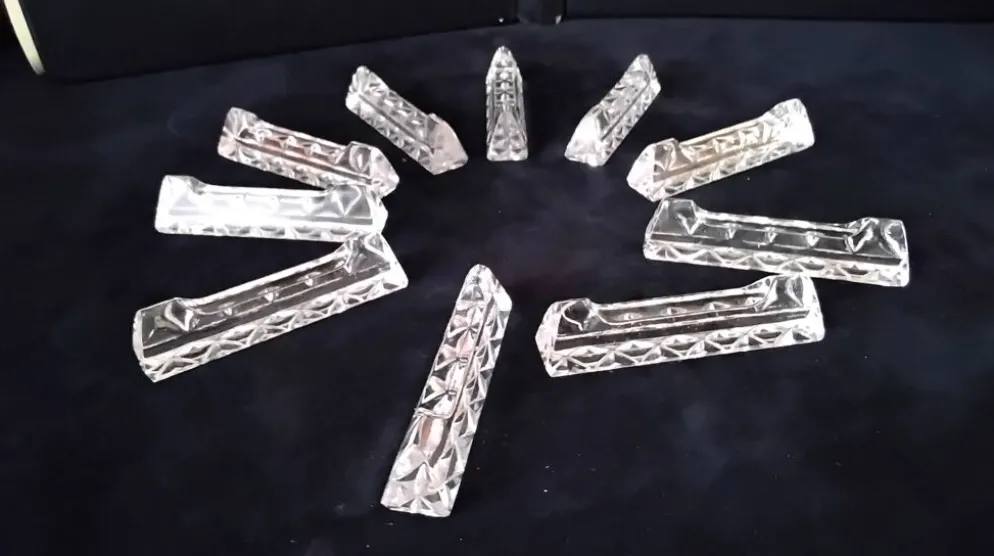 10 porte-couteaux en cristal au plomb de forme triangulaire
