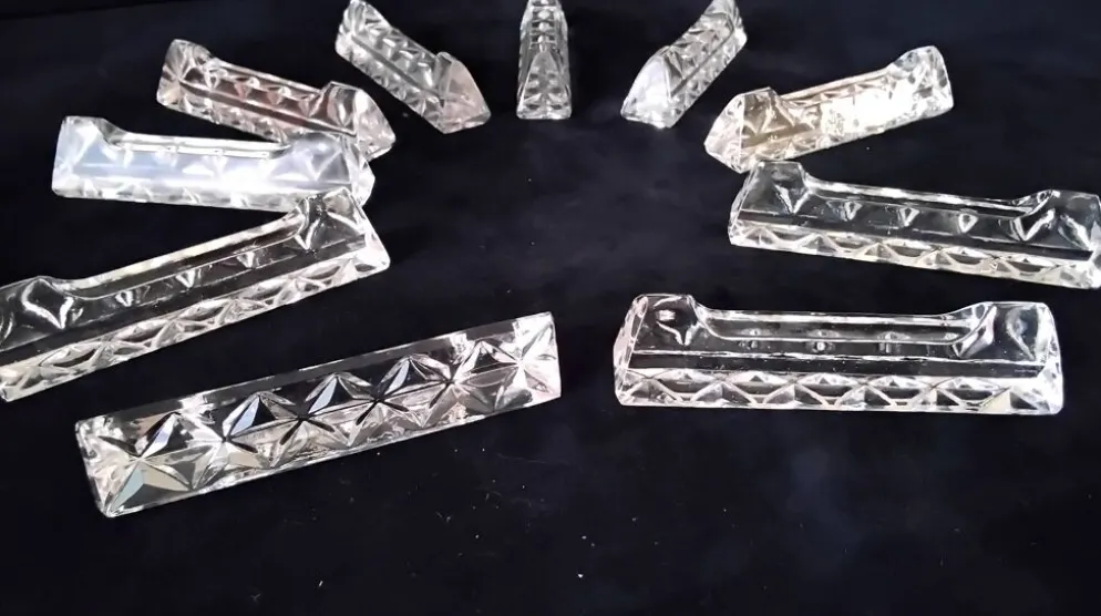 10 porte-couteaux en cristal au plomb de forme triangulaire
