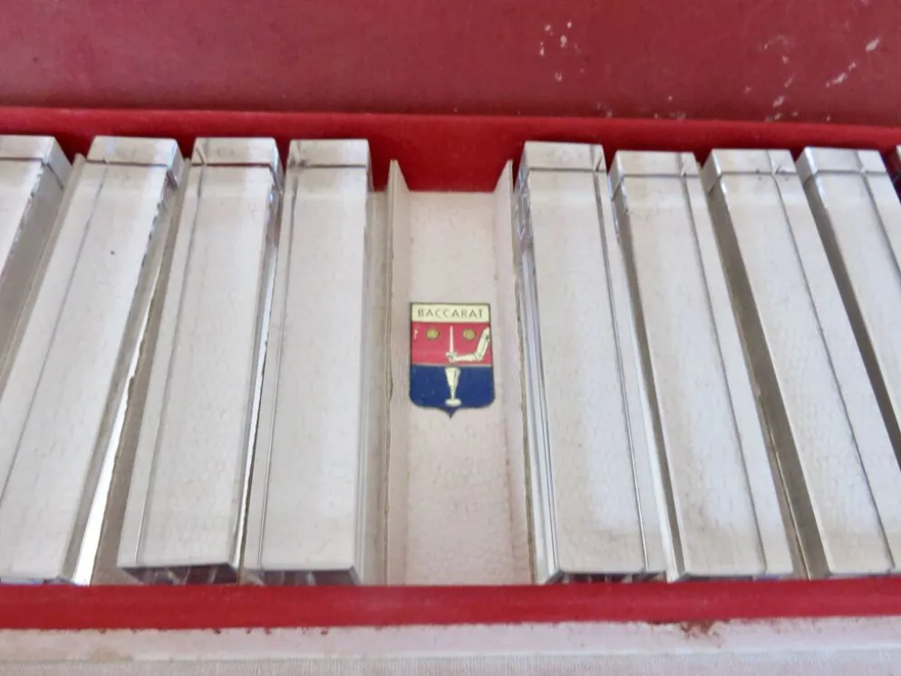 12 porte couteaux en cristal Baccarat, dans leur boite d'origine, 40-50