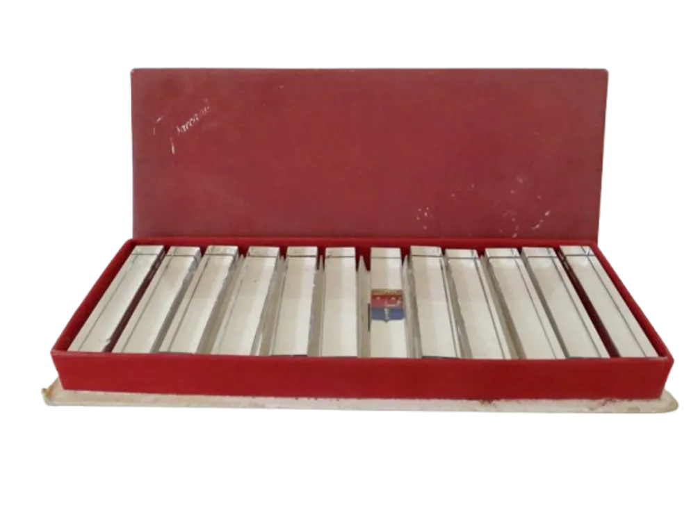 12 porte couteaux en cristal Baccarat, dans leur boite d'origine, 40-50