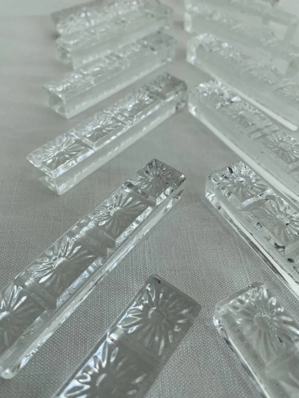 Porte-couteaux en cristal, Motif floral en relief, Art de la table vintage