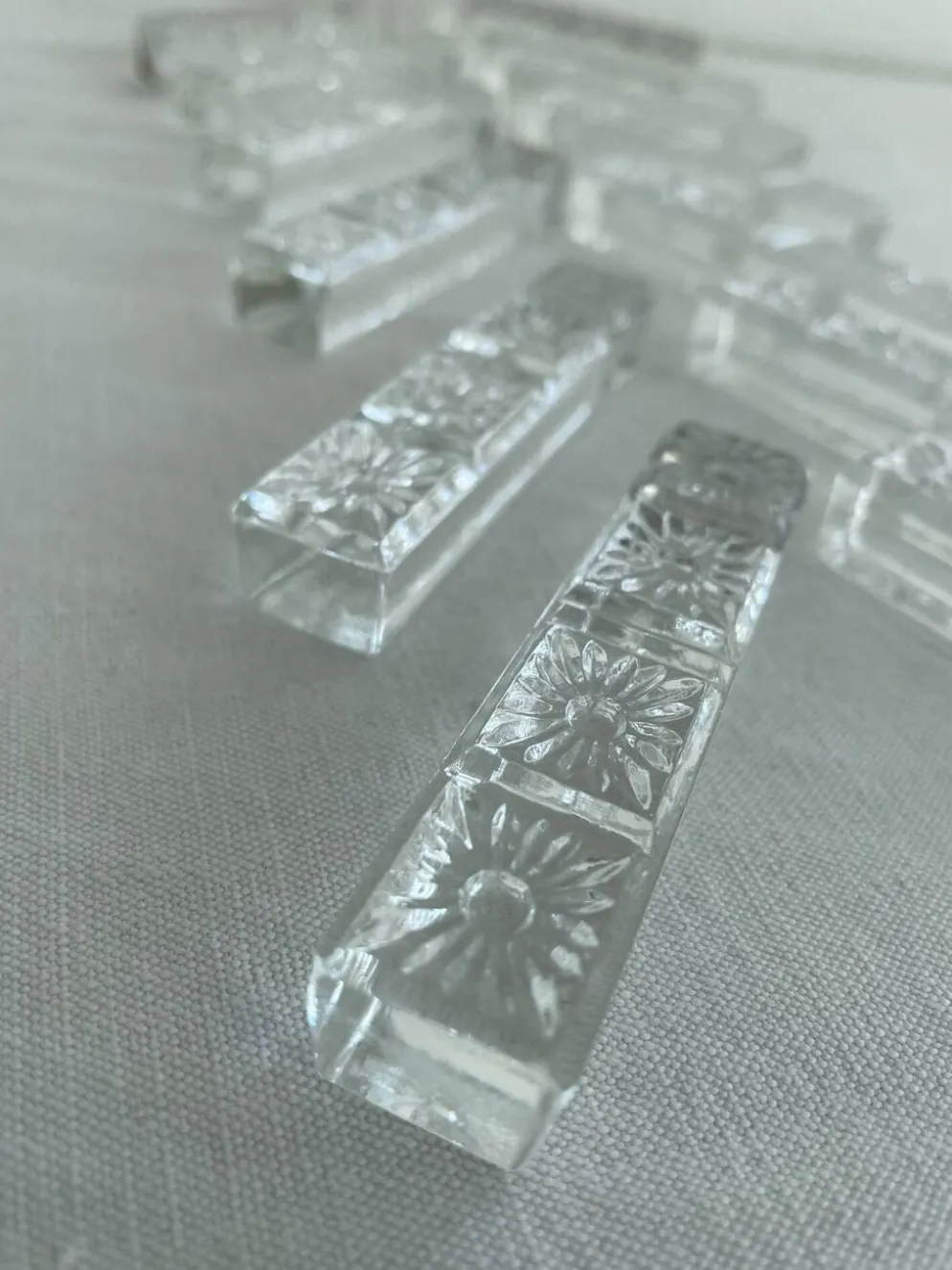 Porte-couteaux en cristal, Motif floral en relief, Art de la table vintage