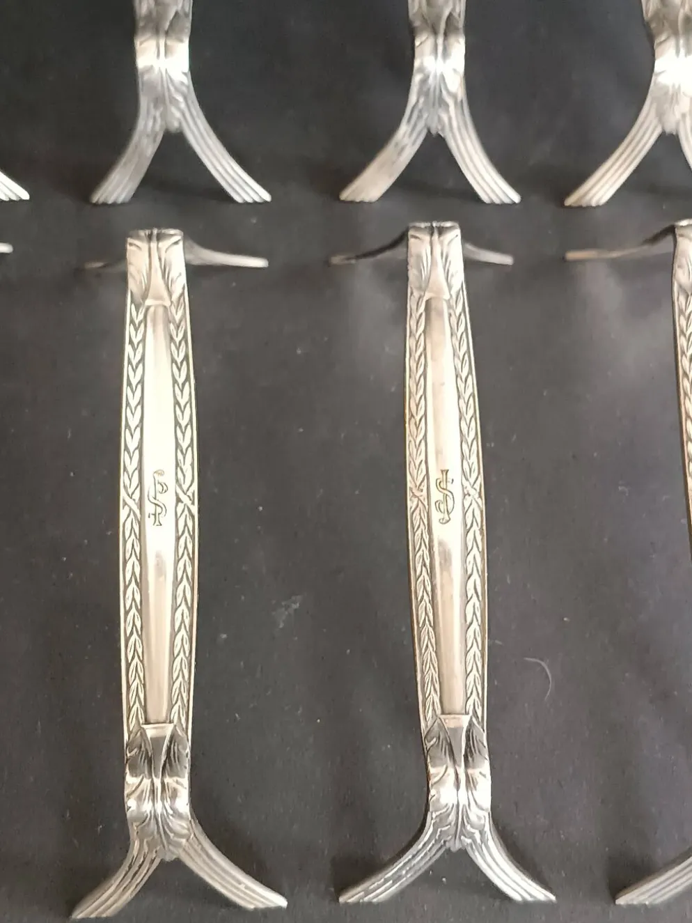 8 porte-couteaux en métal argenté, décor de palmettes, WMF 1880