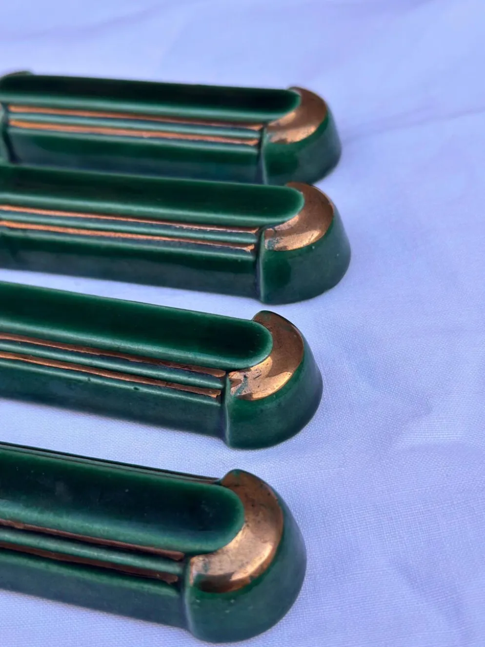 4 porte-couteaux vintage style Art Déco, émail vert émeraude et or