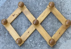 Portemanteau accordéon à grosses boules bois vintage 1980