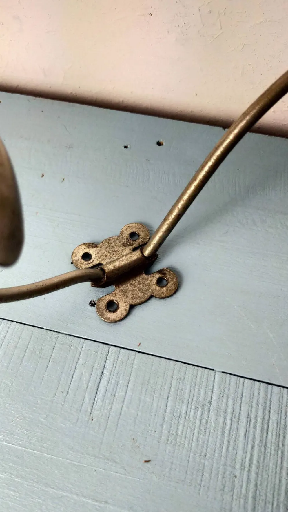 Porte-manteau ancien boule en bois rouge