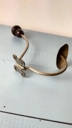 Porte-manteau ancien boule en bois rouge
