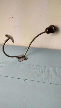 Porte-manteau ancien boule en bois rouge