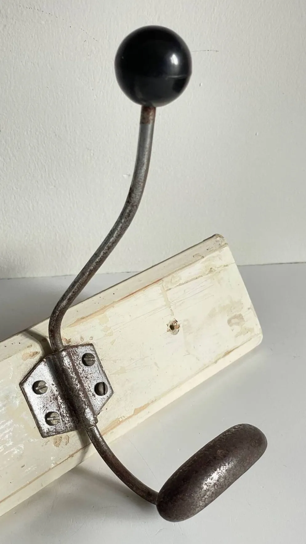 Portemanteau ancien d'ecole bois blanc