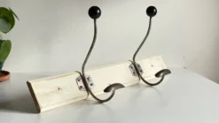 Portemanteau ancien d'ecole bois blanc