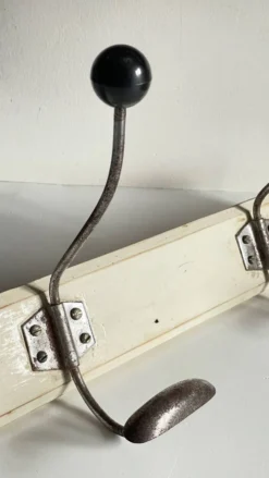Portemanteau ancien d'ecole bois blanc