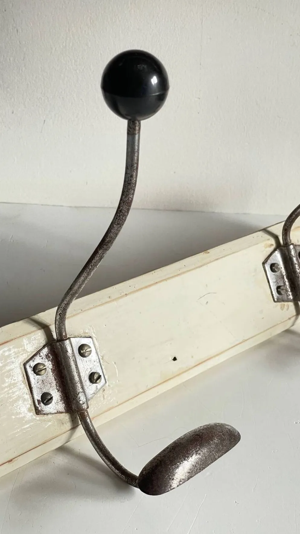 Portemanteau ancien d'ecole bois blanc