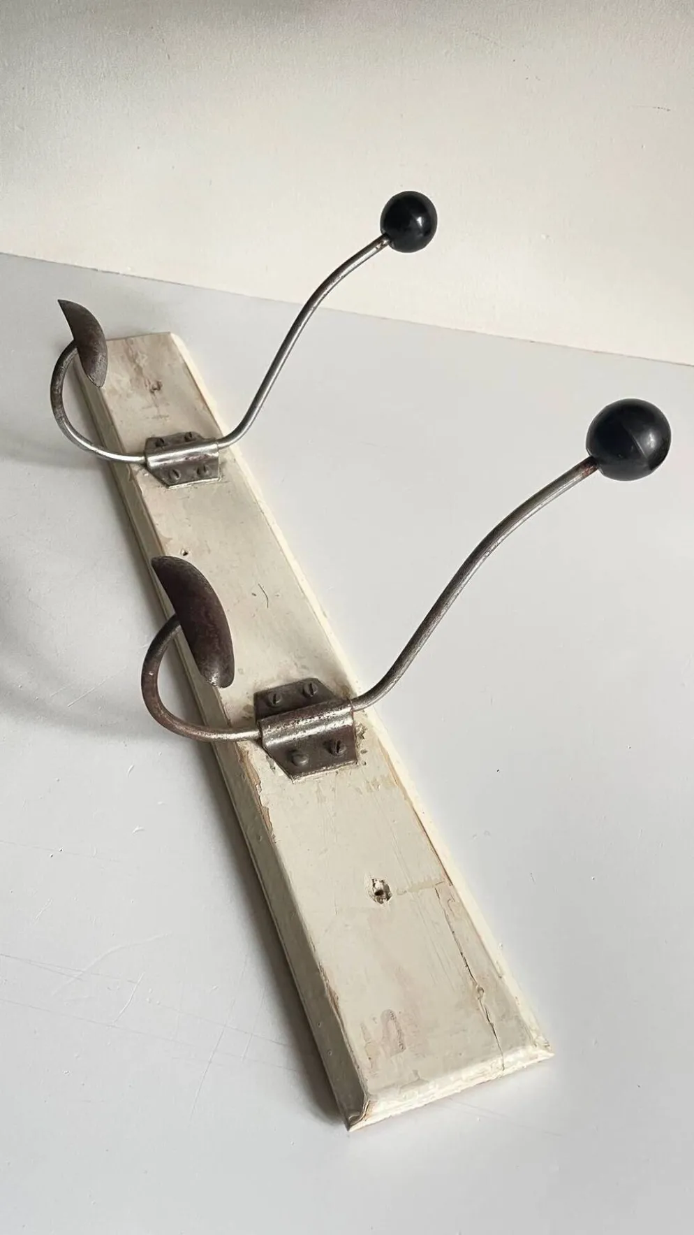 Portemanteau ancien d'ecole bois blanc