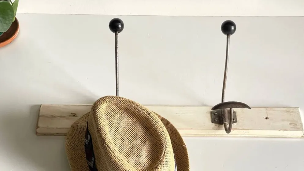 Portemanteau ancien d'ecole bois blanc