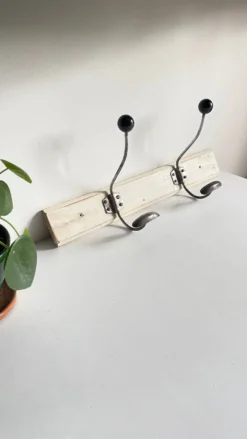 Portemanteau ancien d'ecole bois blanc