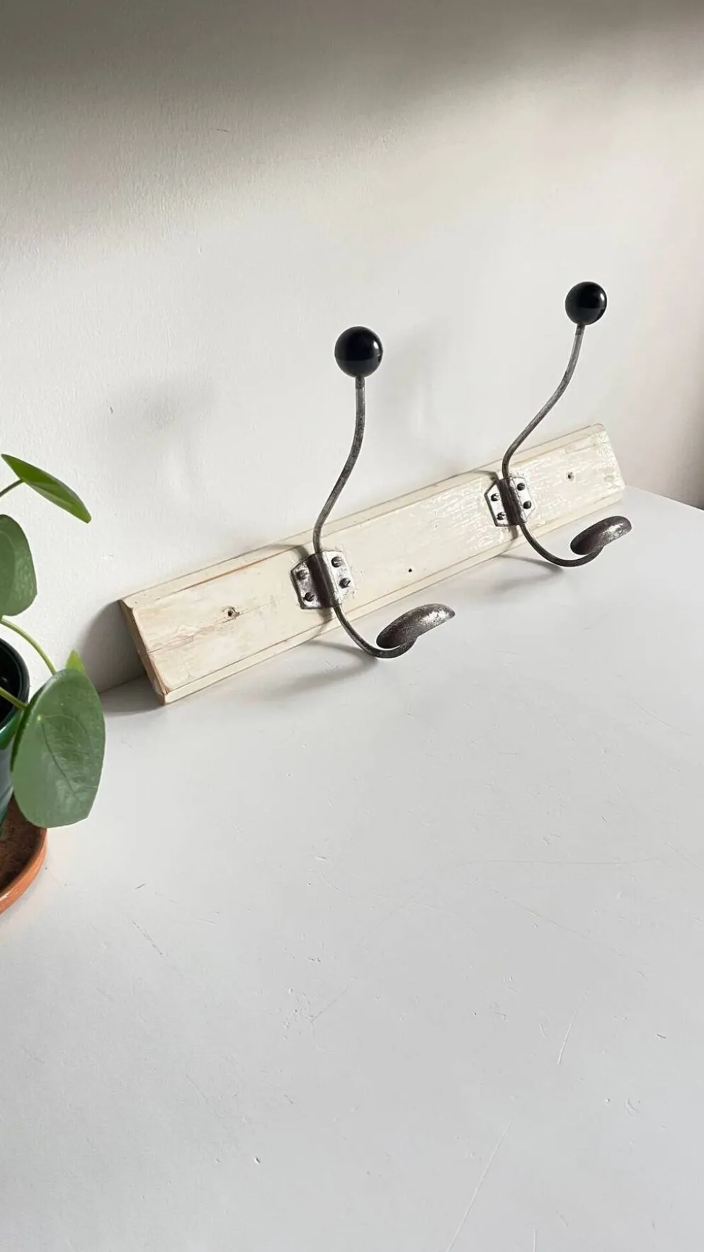 Portemanteau ancien d'ecole bois blanc