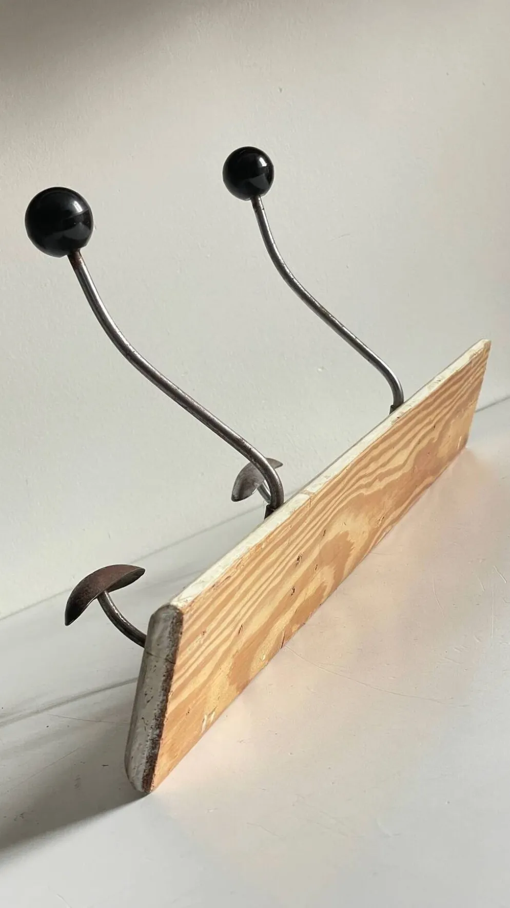 Portemanteau ancien d'ecole bois blanc