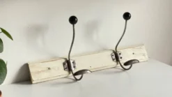 Portemanteau ancien d'ecole bois blanc