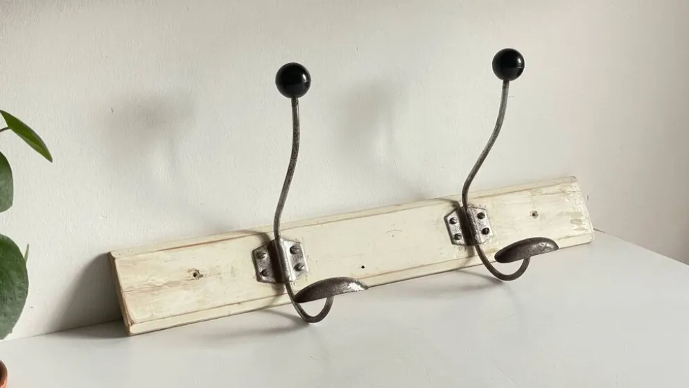 Portemanteau ancien d'ecole bois blanc