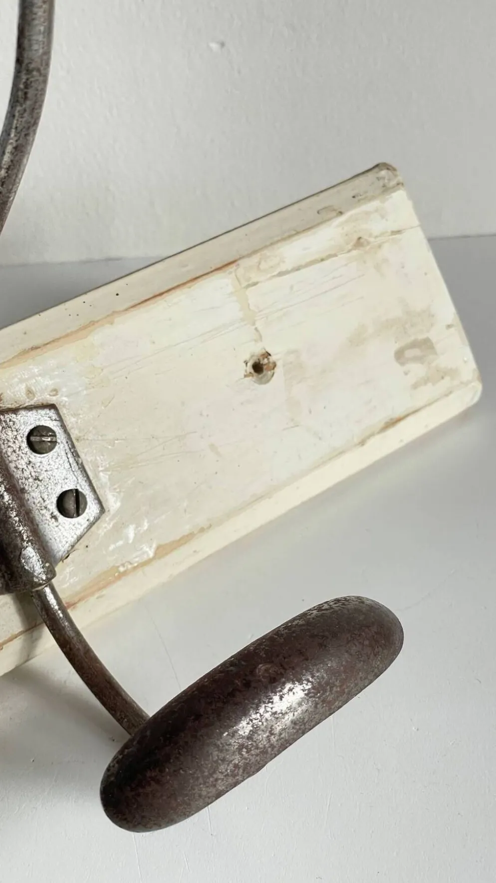 Portemanteau ancien d'ecole bois blanc