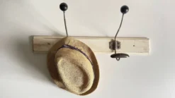 Portemanteau ancien d'ecole bois blanc