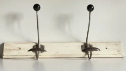 Portemanteau ancien d'ecole bois blanc