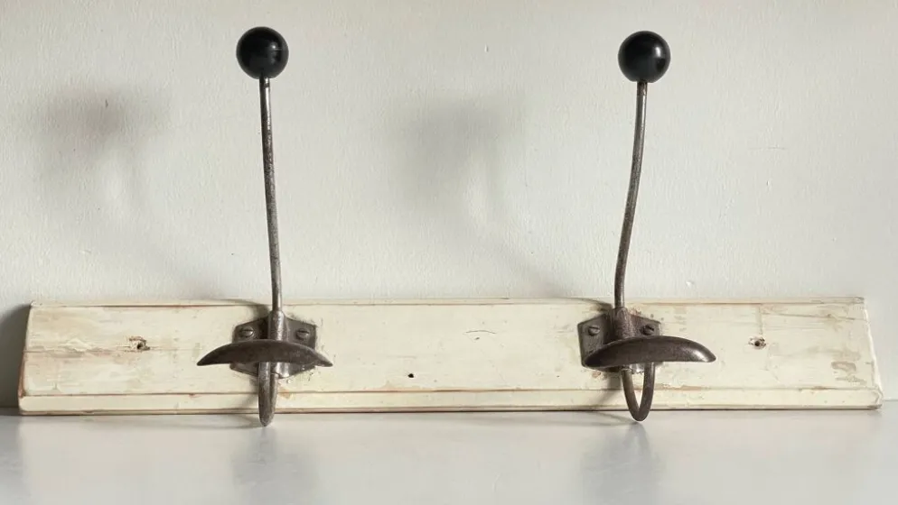 Portemanteau ancien d'ecole bois blanc
