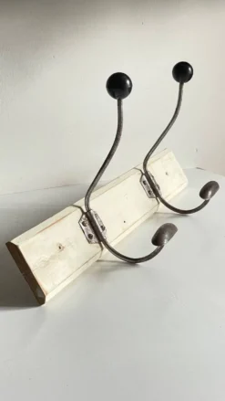 Portemanteau ancien d'ecole bois blanc