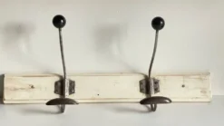Portemanteau ancien d'ecole bois blanc