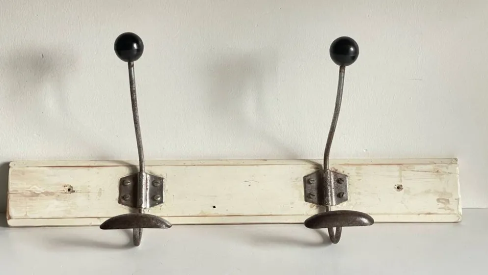 Portemanteau ancien d'ecole bois blanc