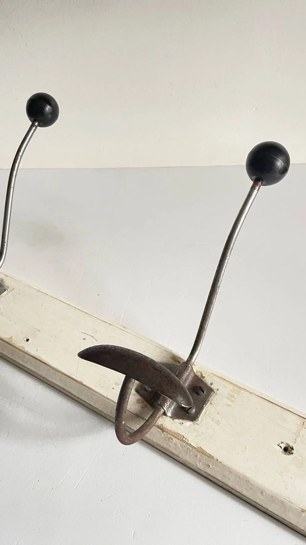 Portemanteau ancien d'ecole bois blanc