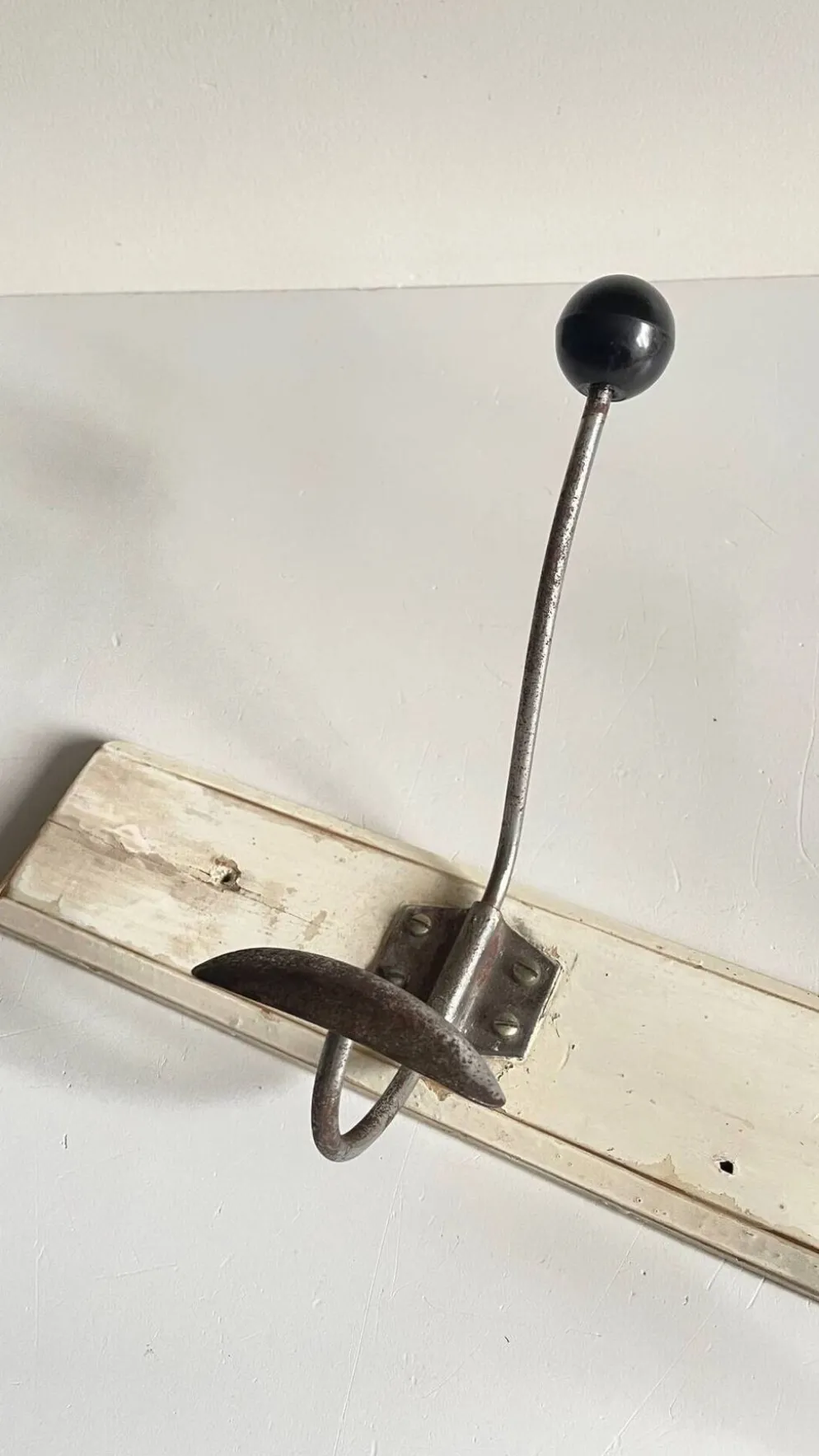 Portemanteau ancien d'ecole bois blanc