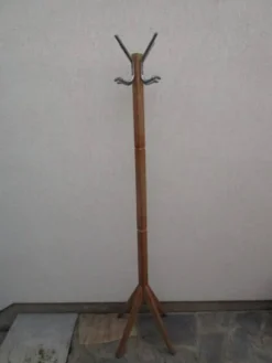Porte-manteau ancien en bois blond, pieds compas