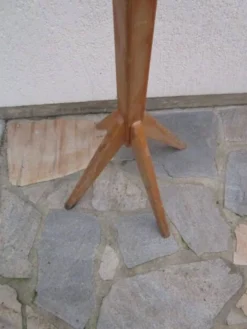 Porte-manteau ancien en bois blond, pieds compas