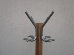 Porte-manteau ancien en bois blond, pieds compas