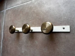 Portemanteau ancien en laiton et métal peint