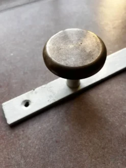 Portemanteau ancien en laiton et métal peint